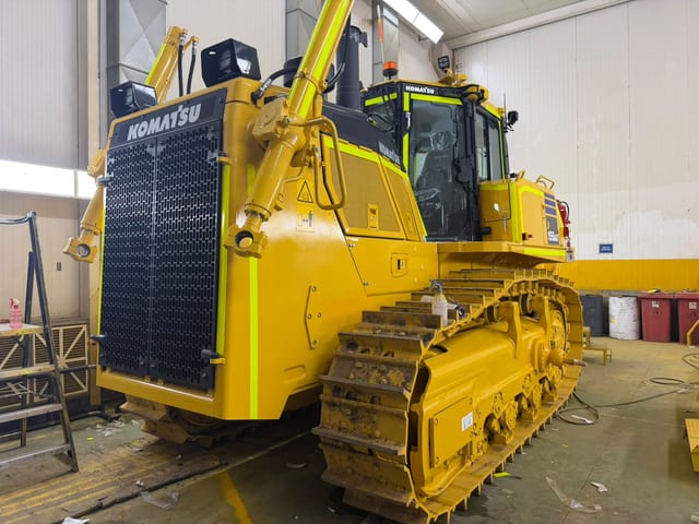 Bulldozer Komatsu D155, modelo D155 disponible en arriendo, vista adicional