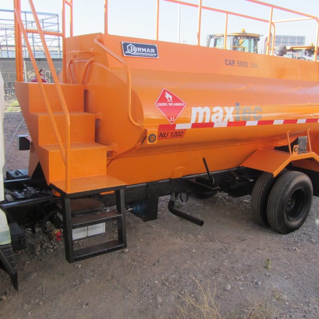 Camión Combustible Mitsubishi 5.000 l, modelo Fuso Canter 6.5 disponible en arriendo