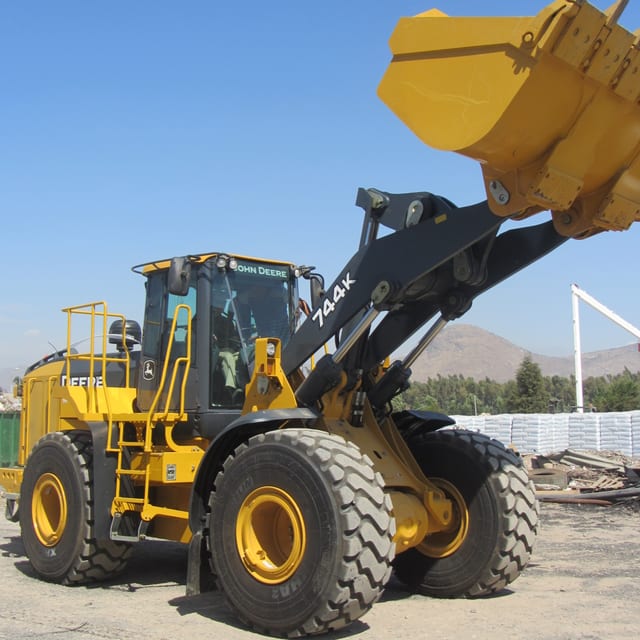 Cargador Frontal John Deere 744K, modelo 744K disponible en arriendo