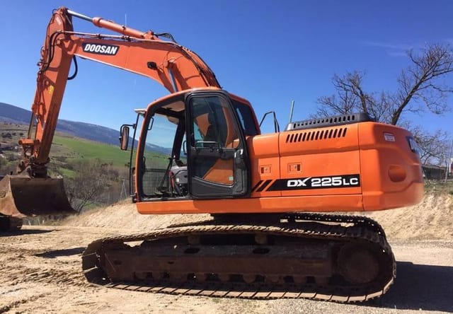 Excavadora Doosan 21,5 ton, modelo DX225 LCA disponible en arriendo