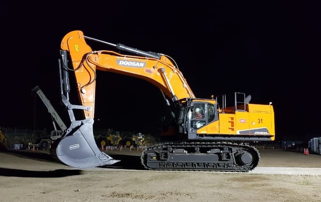 Excavadora Doosan 80 ton, modelo DX800 LC disponible en arriendo