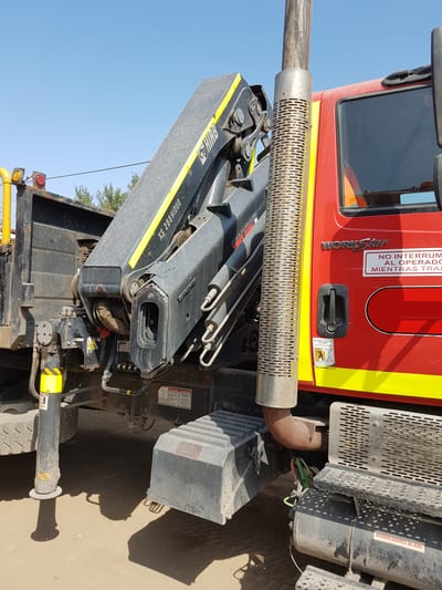 Camión Pluma Freigthliner 6×4 con grúa 10 ton