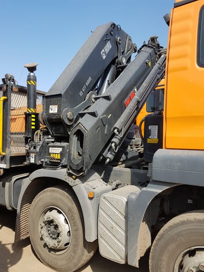 Camión Pluma MAN 8×4 con grúa 12 ton