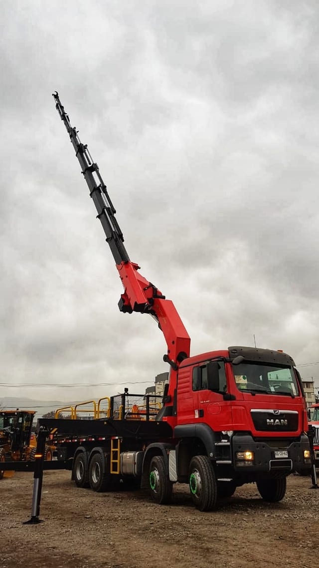 Camión Pluma MAN 8×8 grúa 20 ton, modelo TGS 41.440 – Palfinger PK88002 disponible en arriendo
