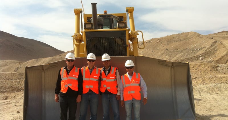 Equipo Maxtec en una faena junto a un bulldozer