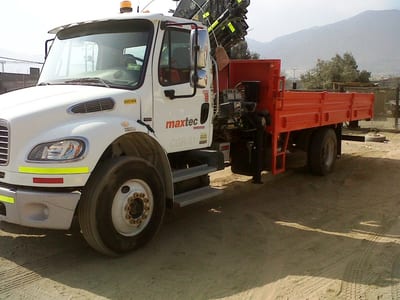 Tracto Camión con grúa Freigthliner – Hiab 6 ton